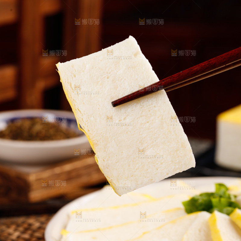 深底上的鱼糕