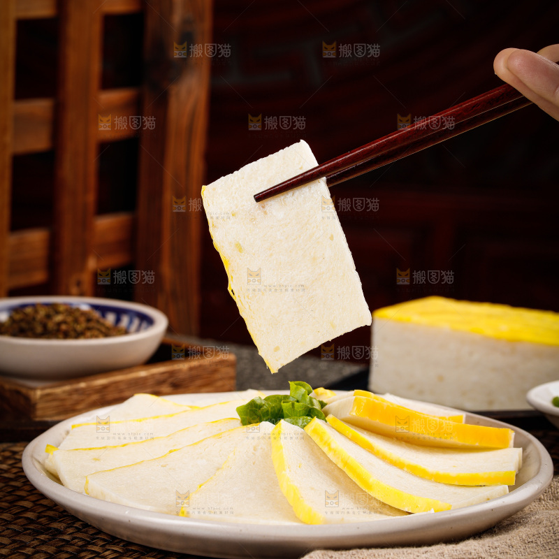深底上的鱼糕