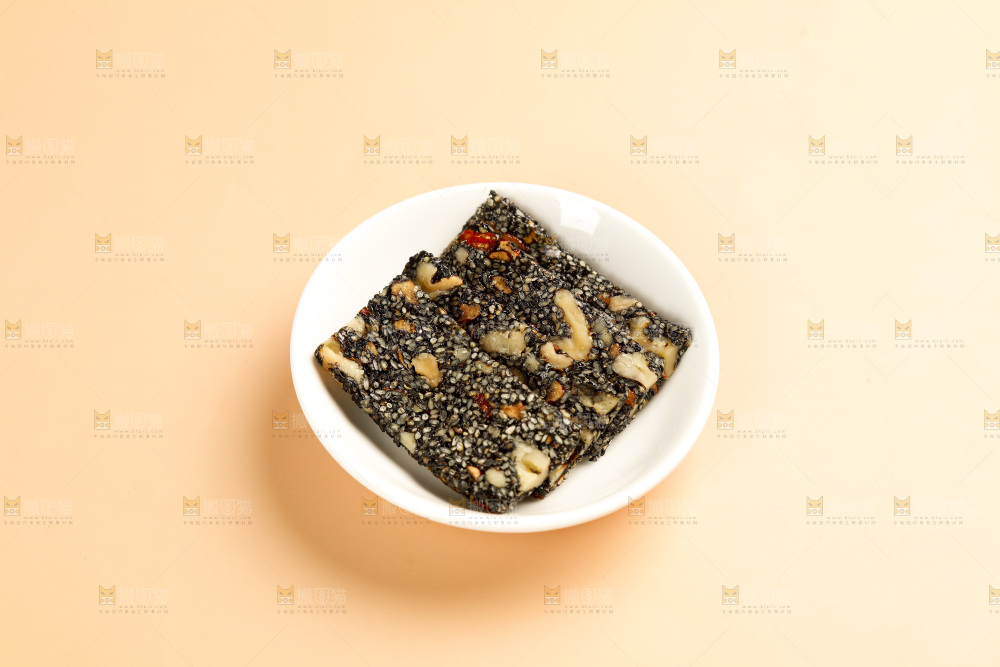 浅底上的黑芝麻核桃糕