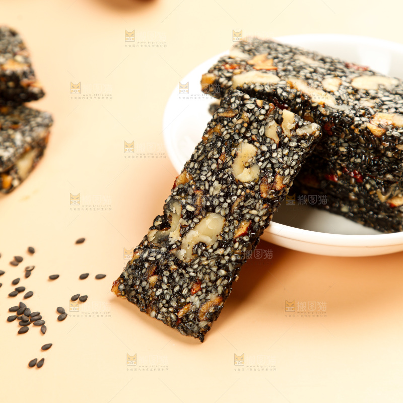 浅底上的黑芝麻核桃糕