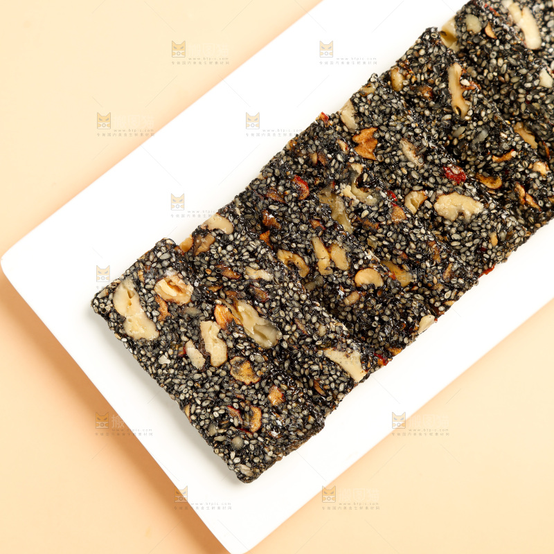 浅底上的黑芝麻核桃糕