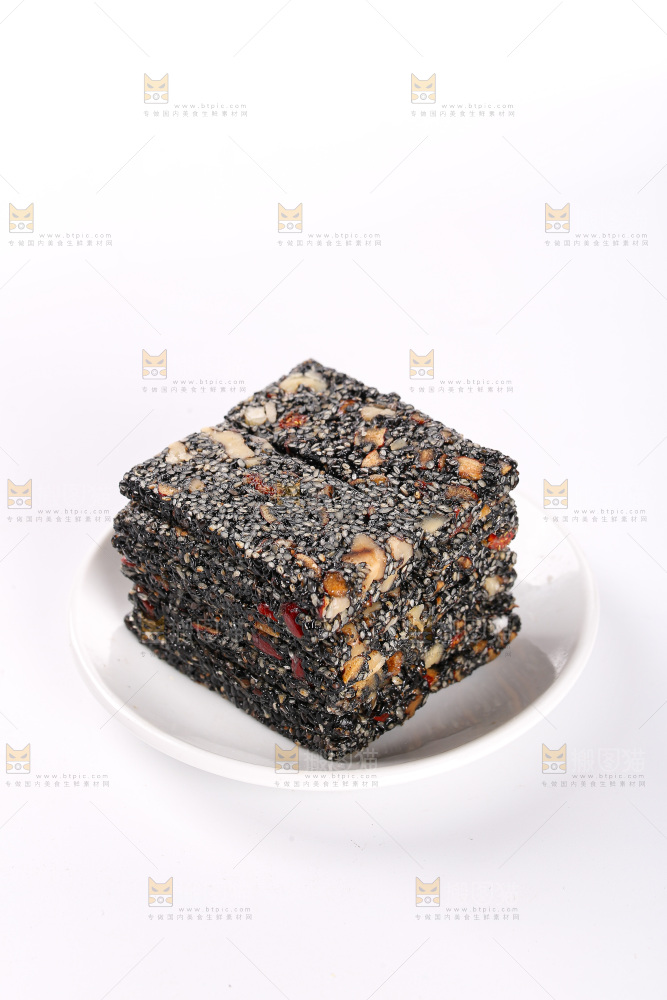 白底上的黑芝麻核桃糕