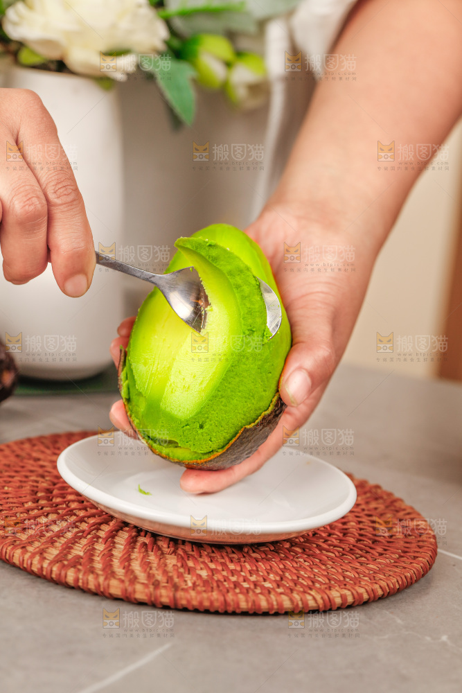 深底上的牛油果