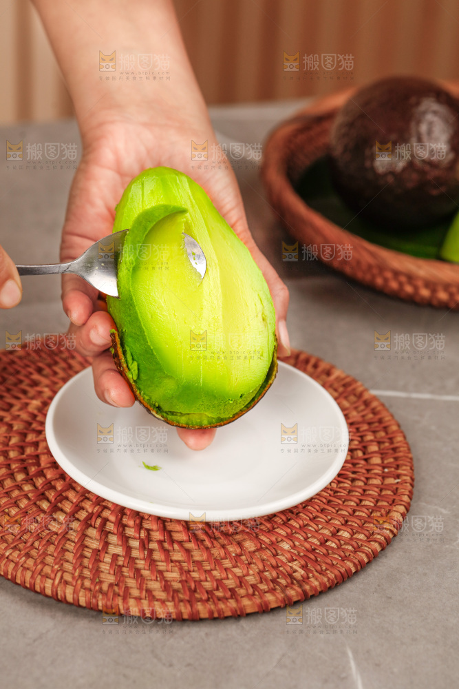 深底上的牛油果