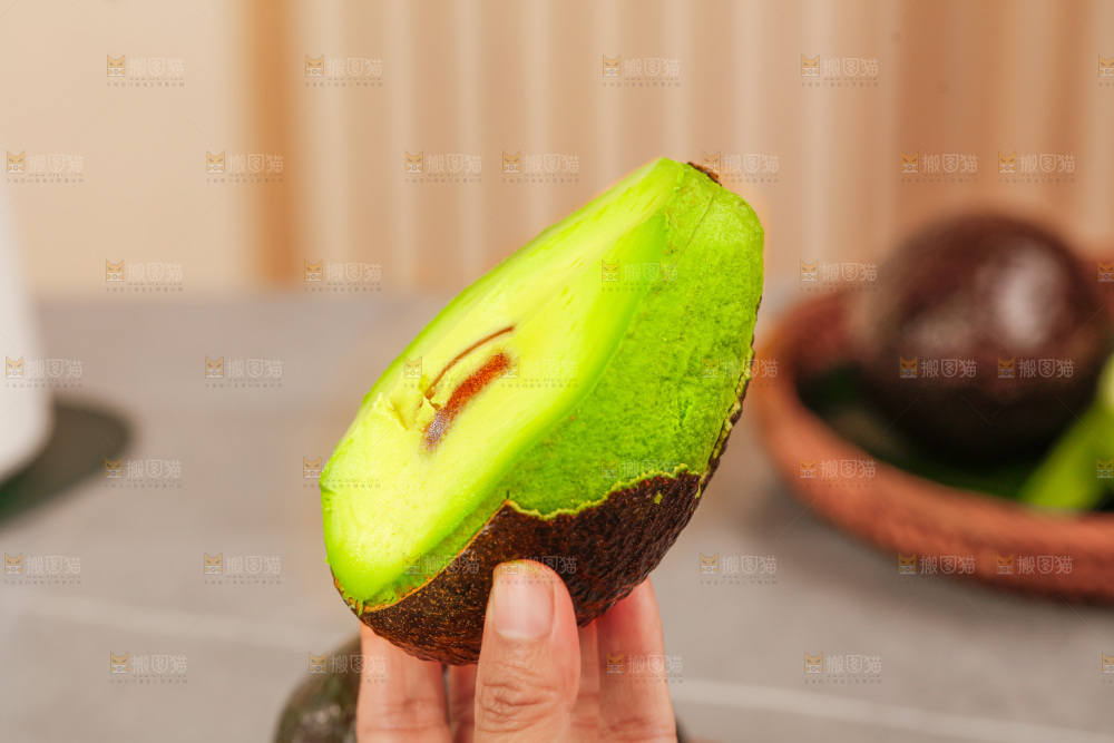 深底上的牛油果