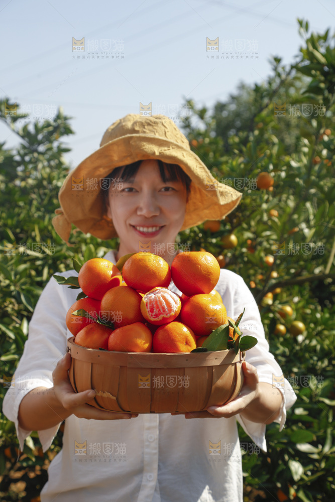 手里拿着新鲜蜜桔