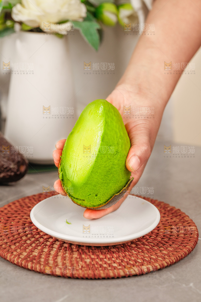 深底上的牛油果