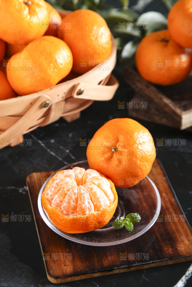 深底上的蜜桔