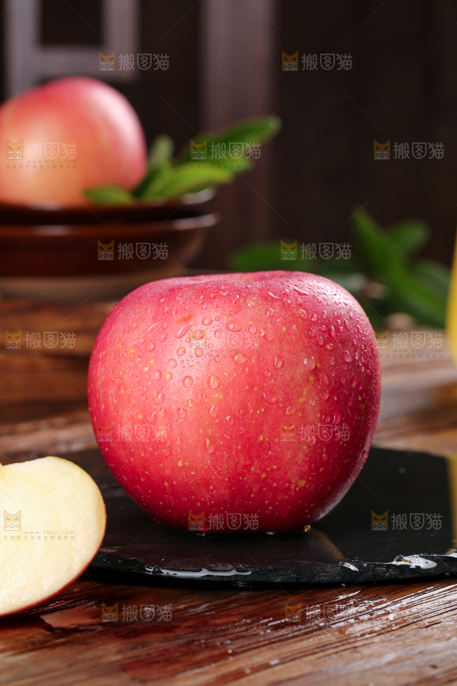 深底上的糖心苹果