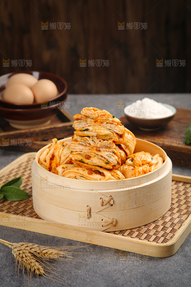 深底上的猪肉花卷