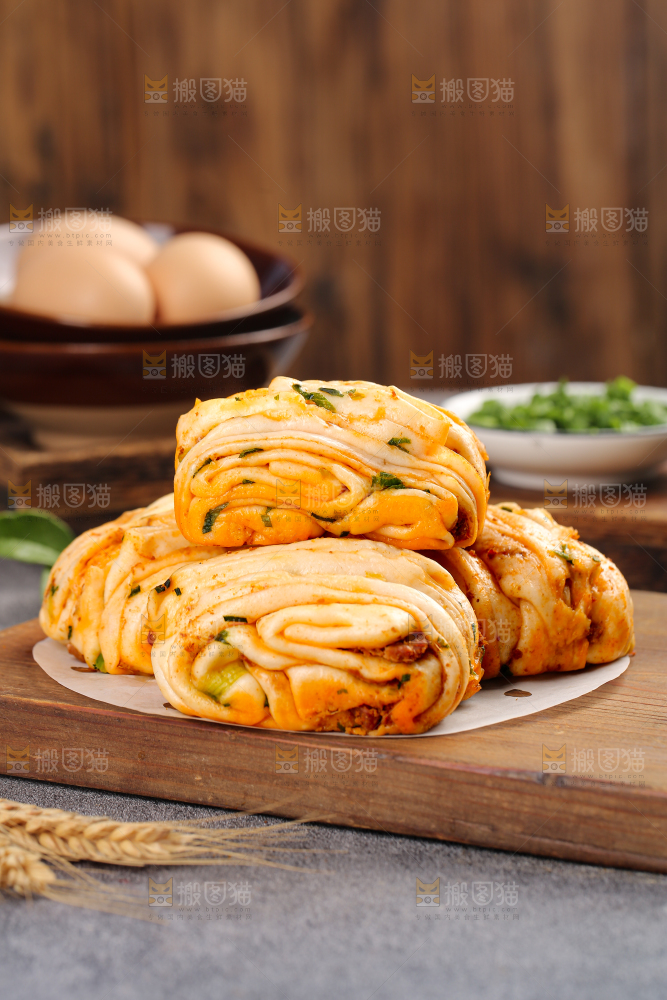 深底上的葱香肉花卷