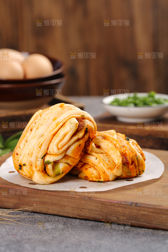 深底上的葱香肉花卷