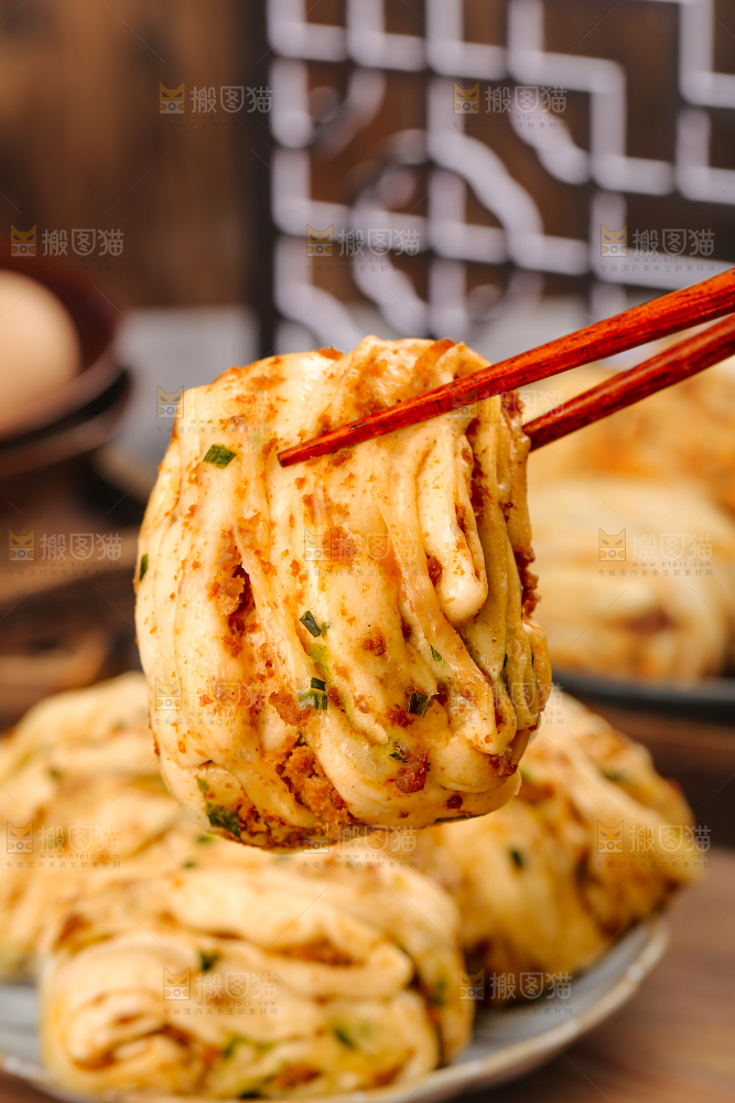 深底上的葱香肉花卷
