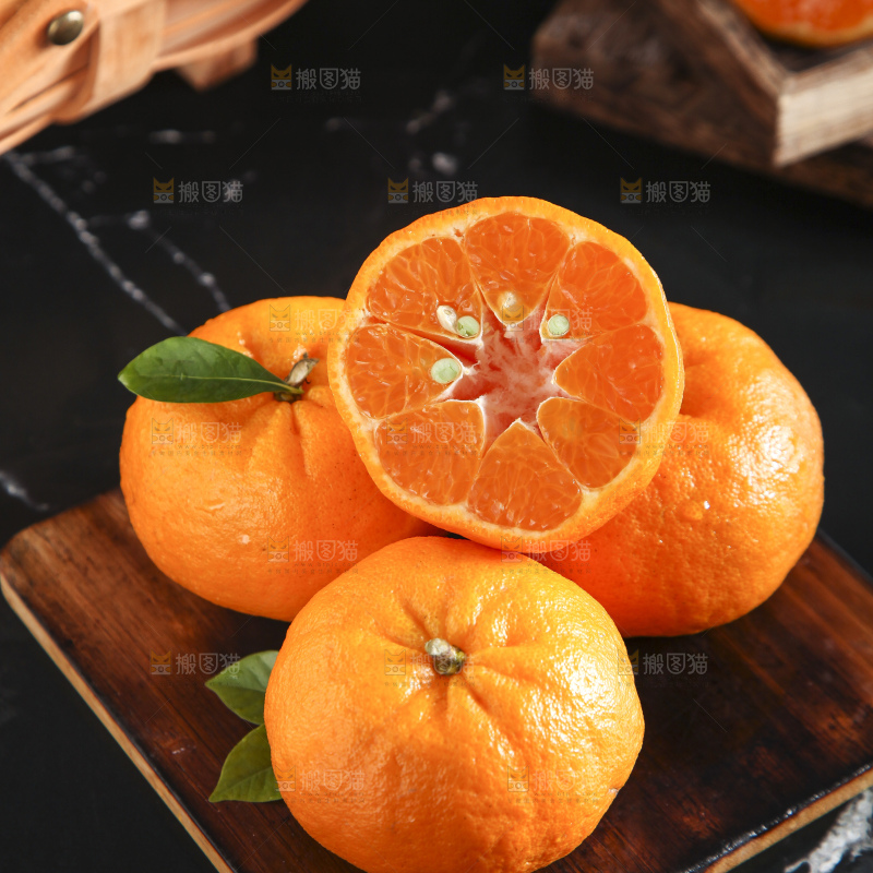 深底上的蜜桔