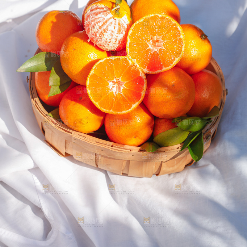 手里拿着新鲜蜜桔