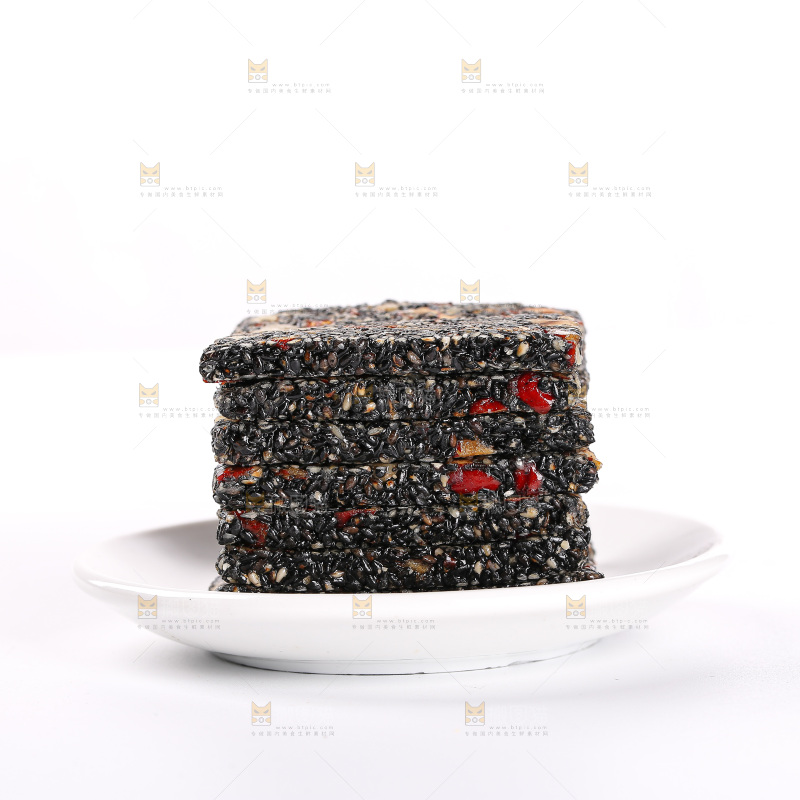 白底上的黑芝麻核桃糕