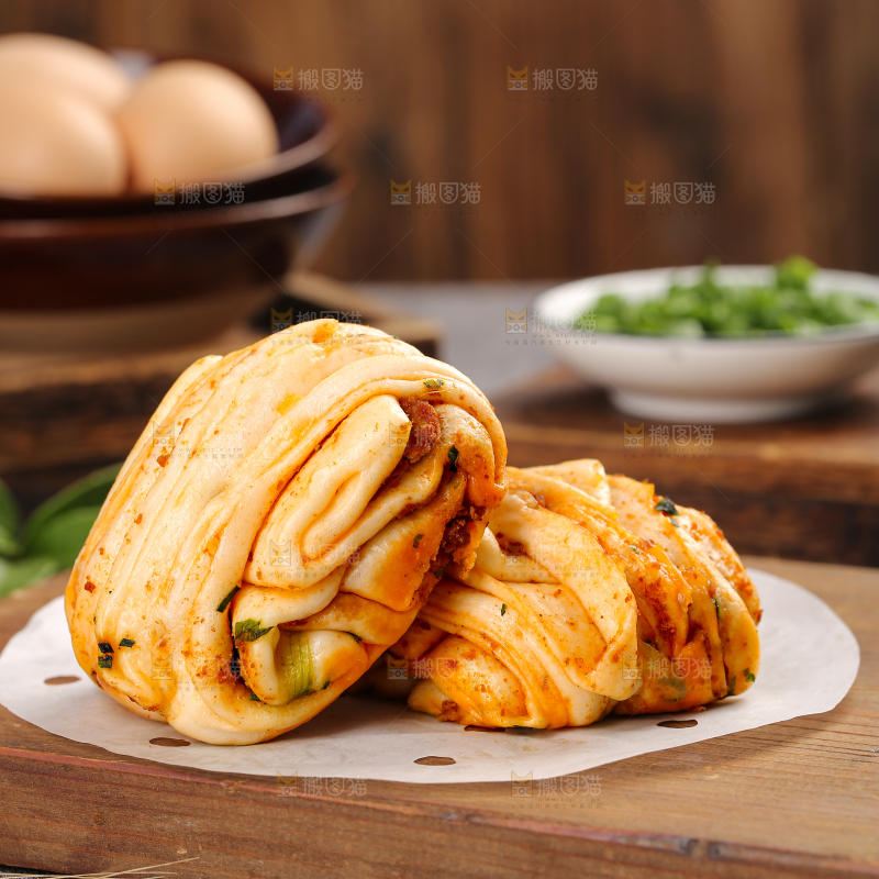 深底上的葱香肉花卷