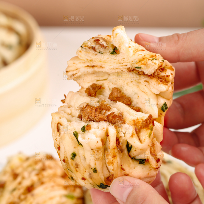 浅底上的香葱花卷