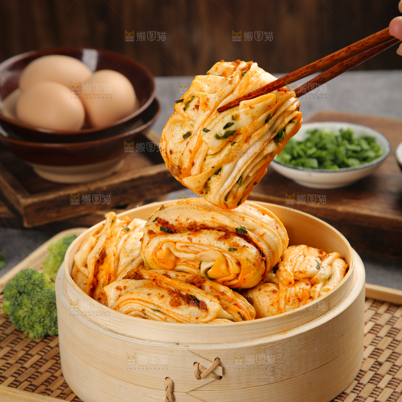 深底上的葱香肉花卷