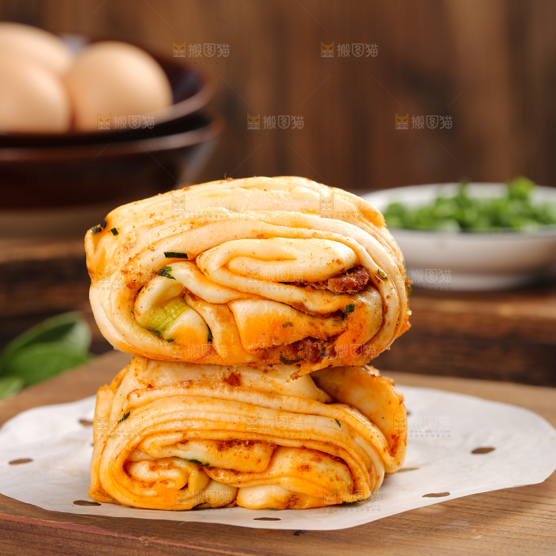 深底上的葱香肉花卷