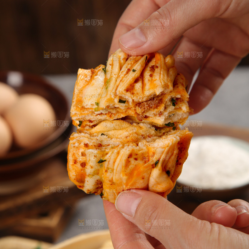深底上的猪肉花卷
