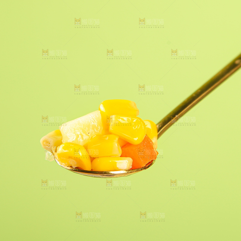 浅底上的玉米沙拉