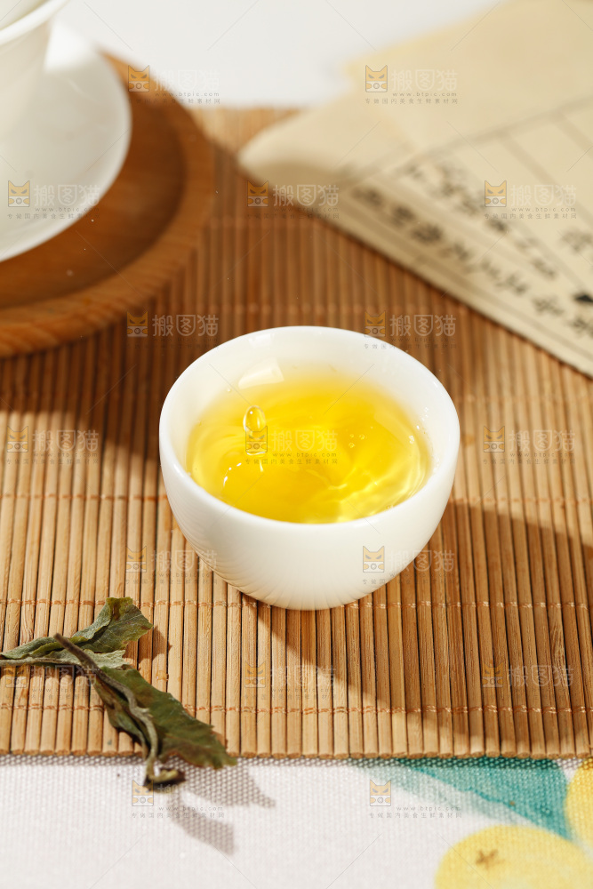 杯子里的白茶茶汤