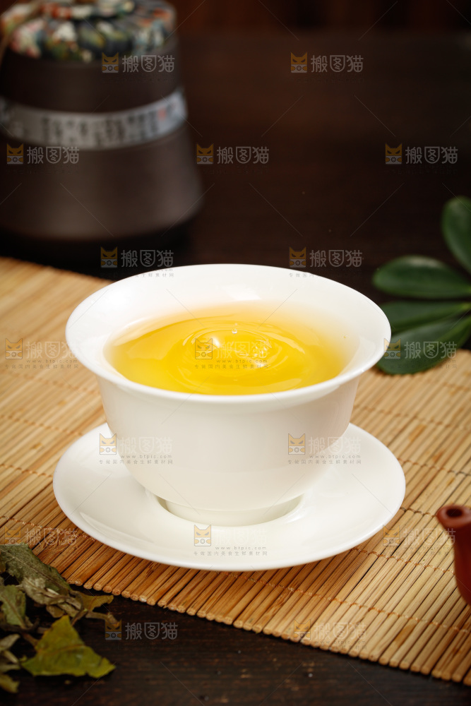 杯子里的白茶茶汤