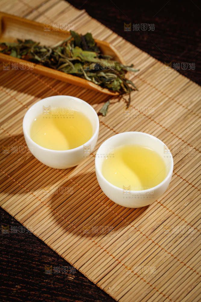 杯子里的白茶茶汤
