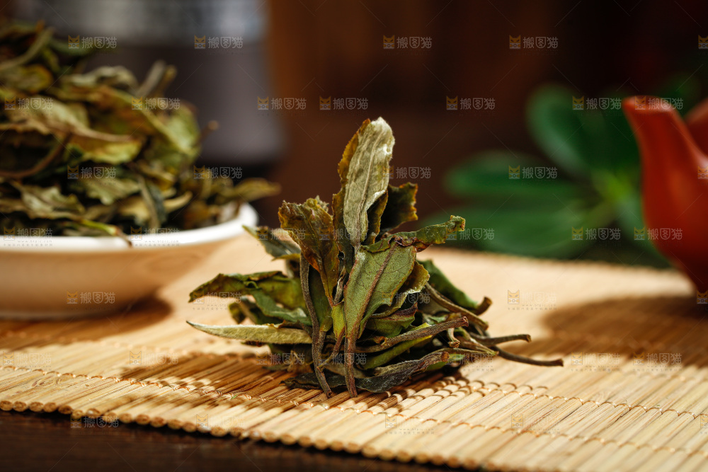 深底上的白茶