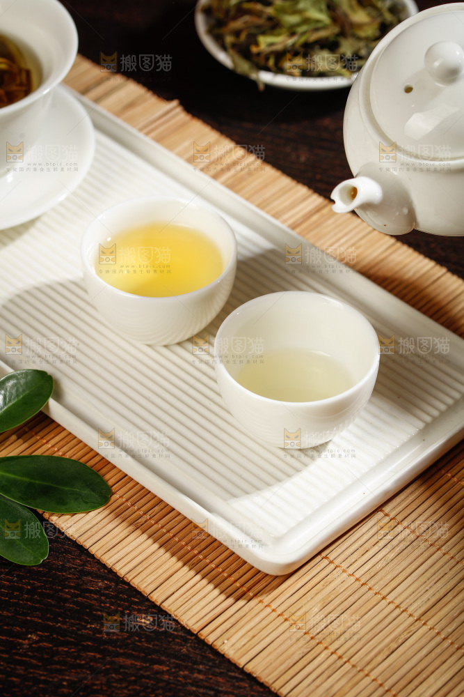 杯子里的白茶茶汤