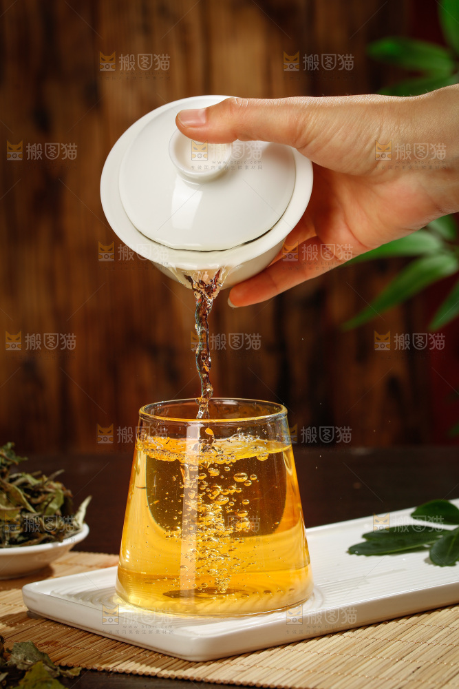 杯子里的白茶茶汤