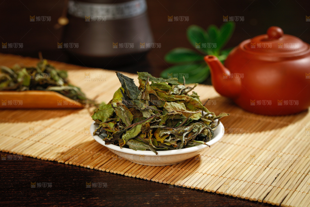 深底上的白茶