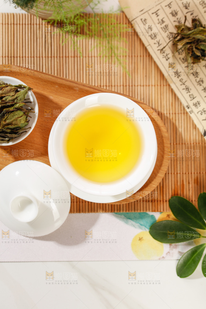 杯子里的白茶茶汤
