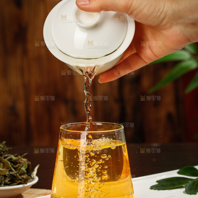 杯子里的白茶茶汤