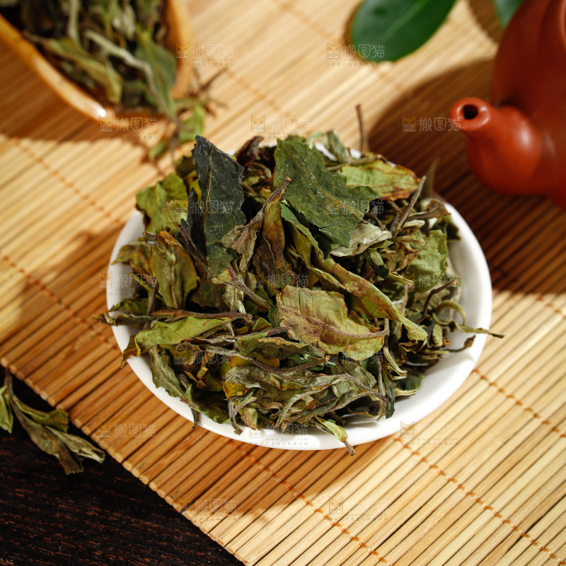 深底上的白茶