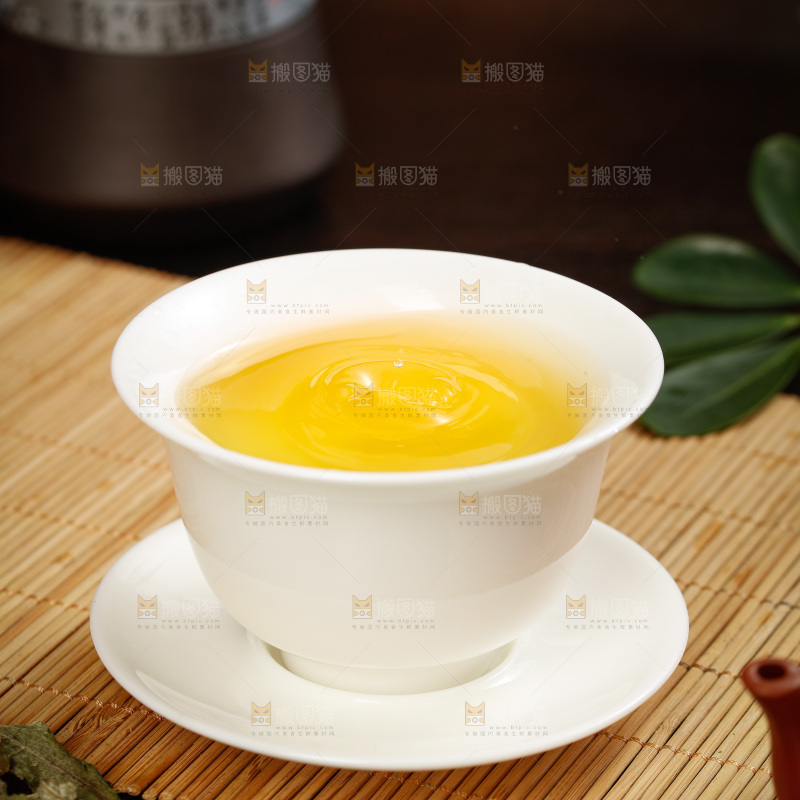 杯子里的白茶茶汤