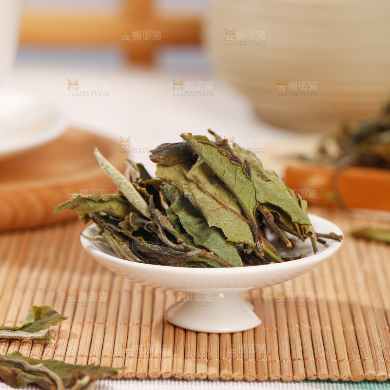 浅底上的白茶