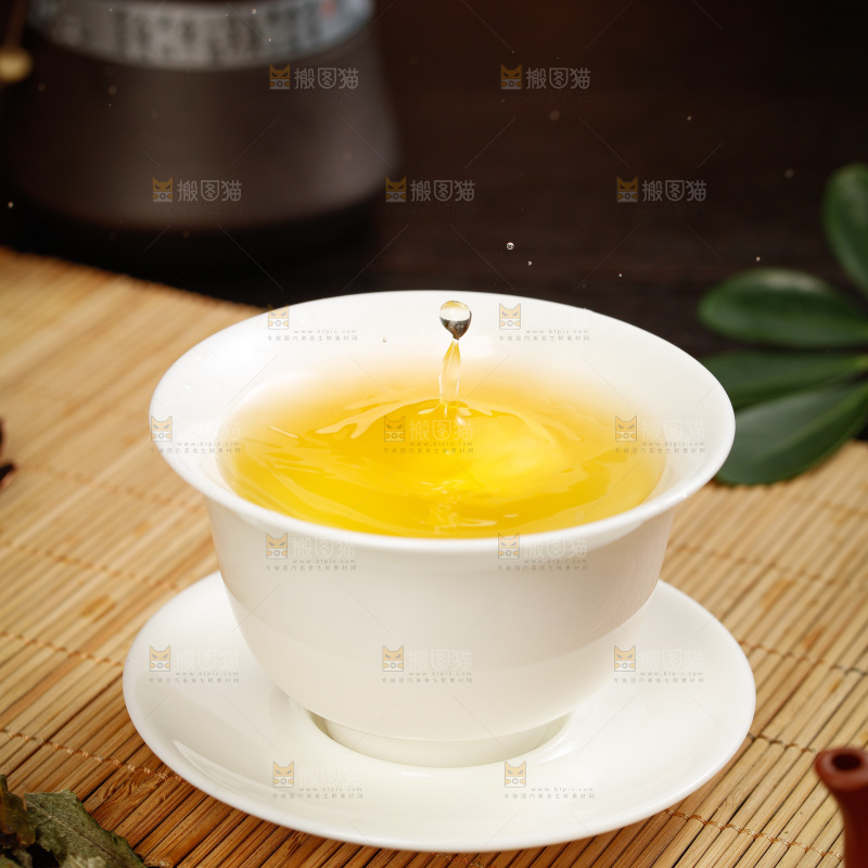 杯子里的白茶茶汤