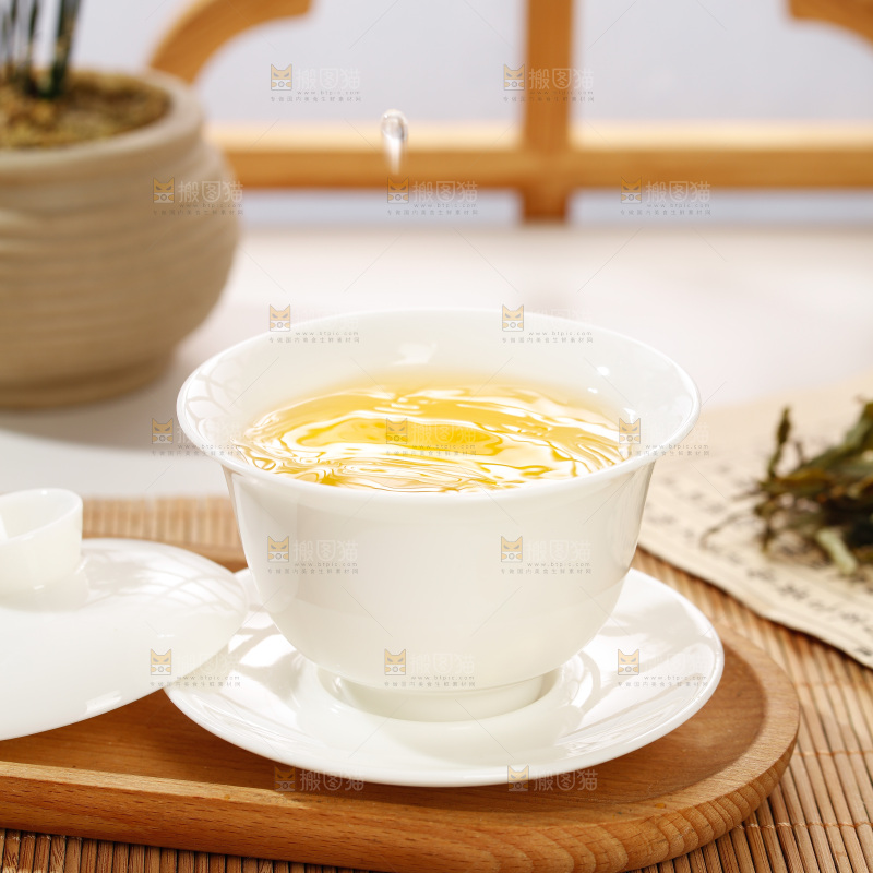 杯子里的白茶茶汤