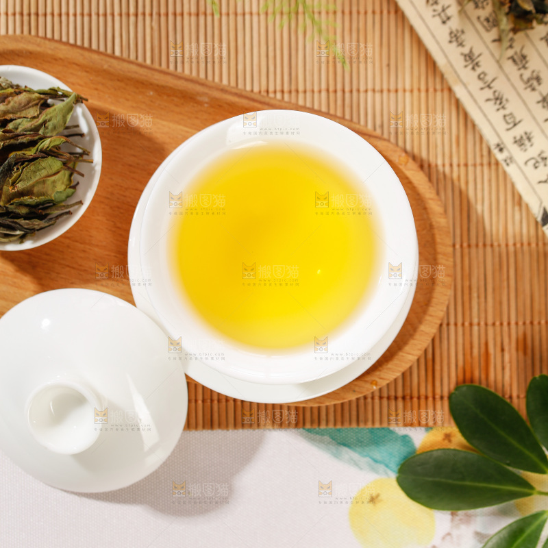 杯子里的白茶茶汤