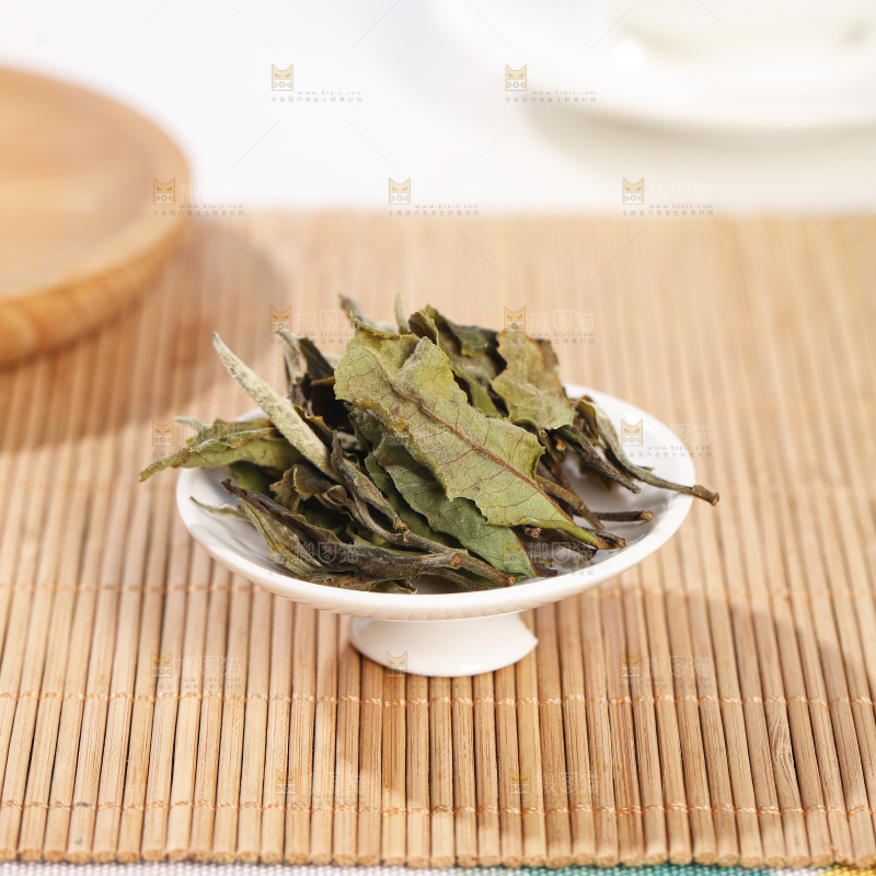 浅底上的白茶