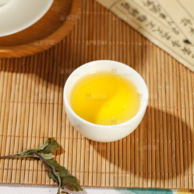 杯子里的白茶茶汤
