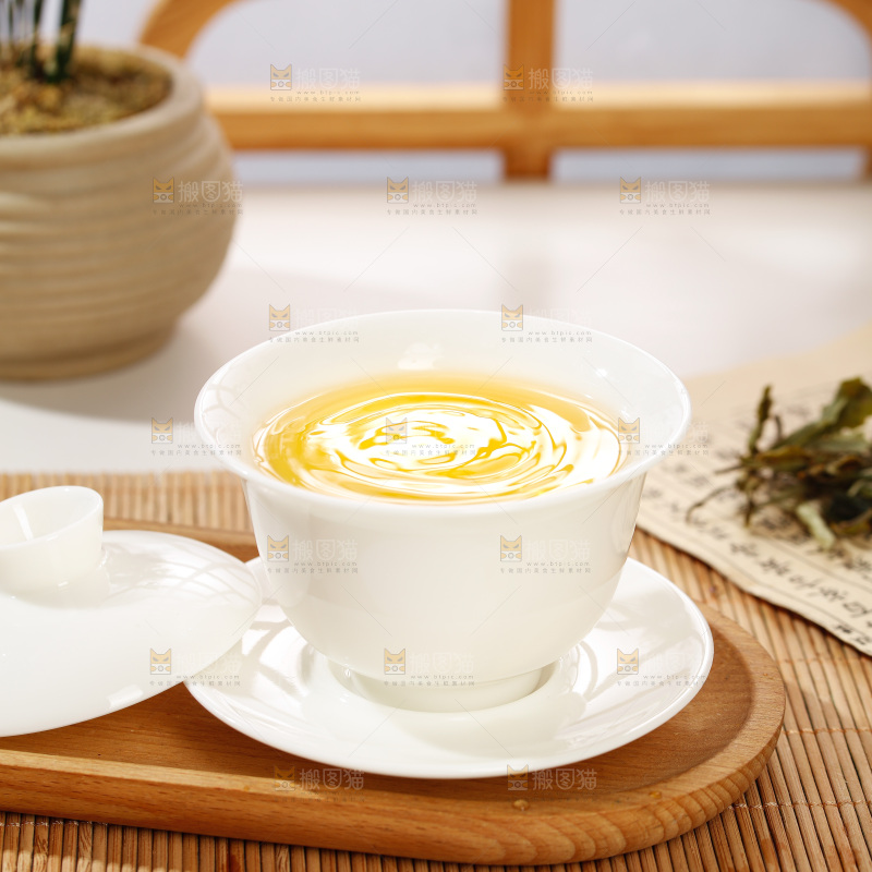 杯子里的白茶茶汤