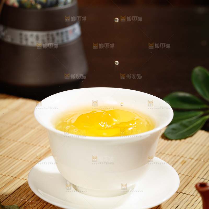 杯子里的白茶茶汤