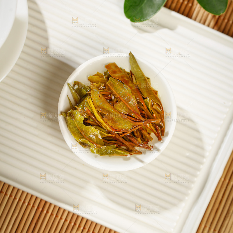 深底上的白茶
