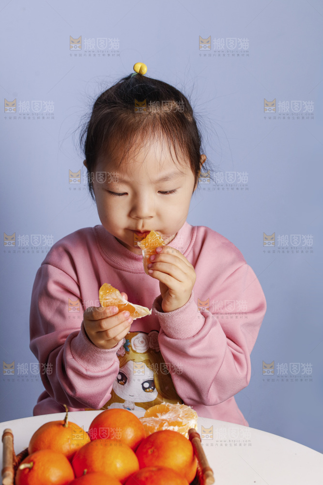 小孩正在吃着蜜桔