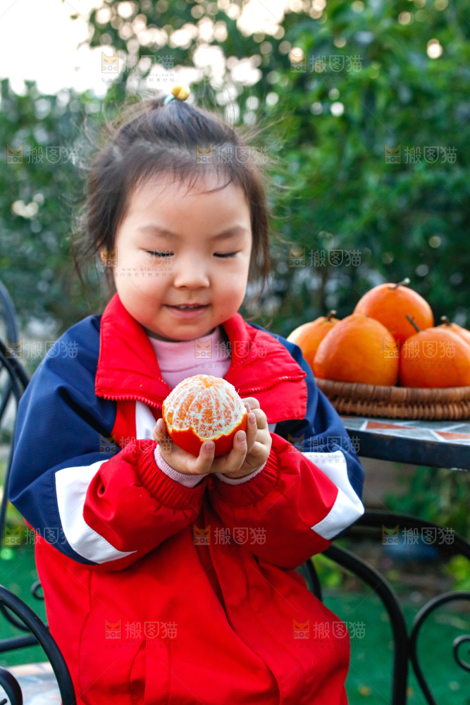 小孩正在吃着蜜桔