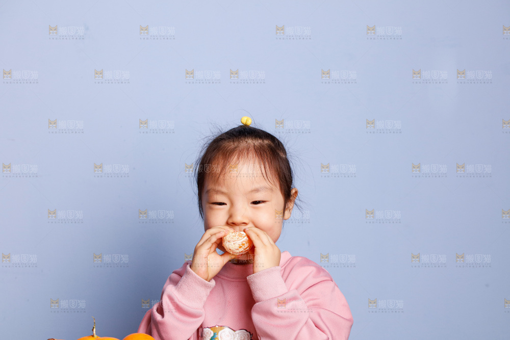 小孩正在吃着蜜桔