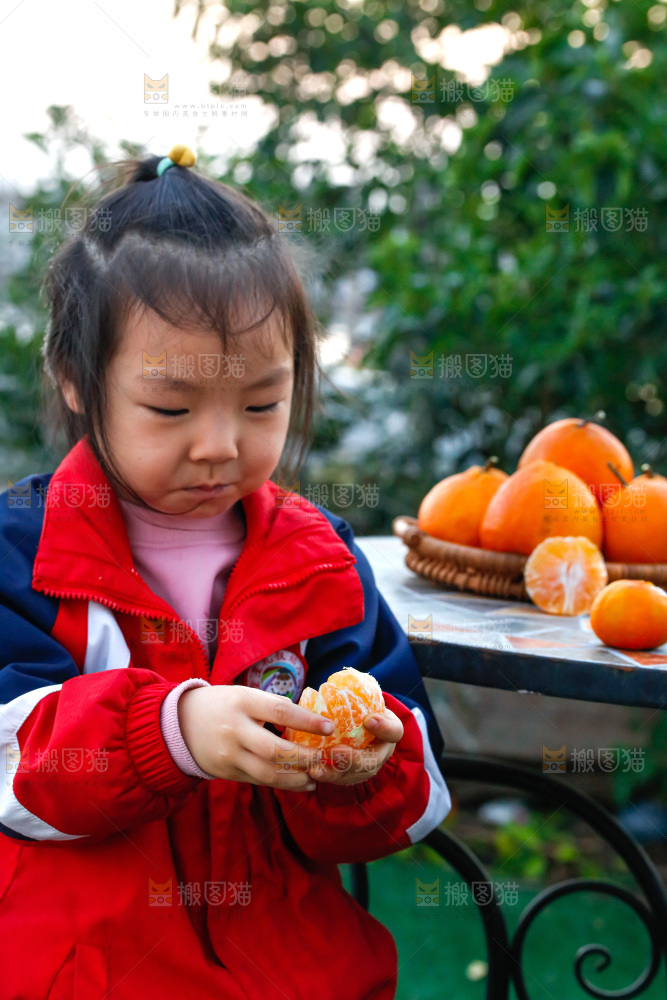 小孩正在吃着蜜桔